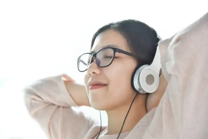 Headphones with calming visualization