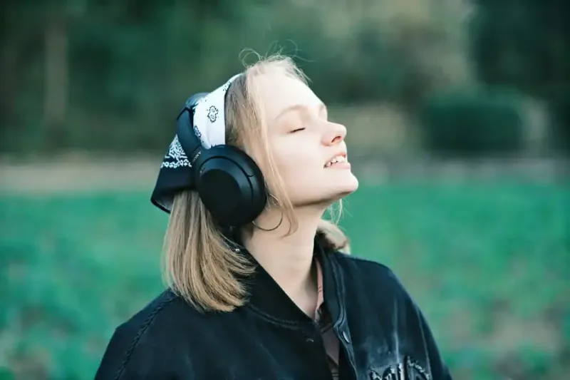 Headphones with calming visualization